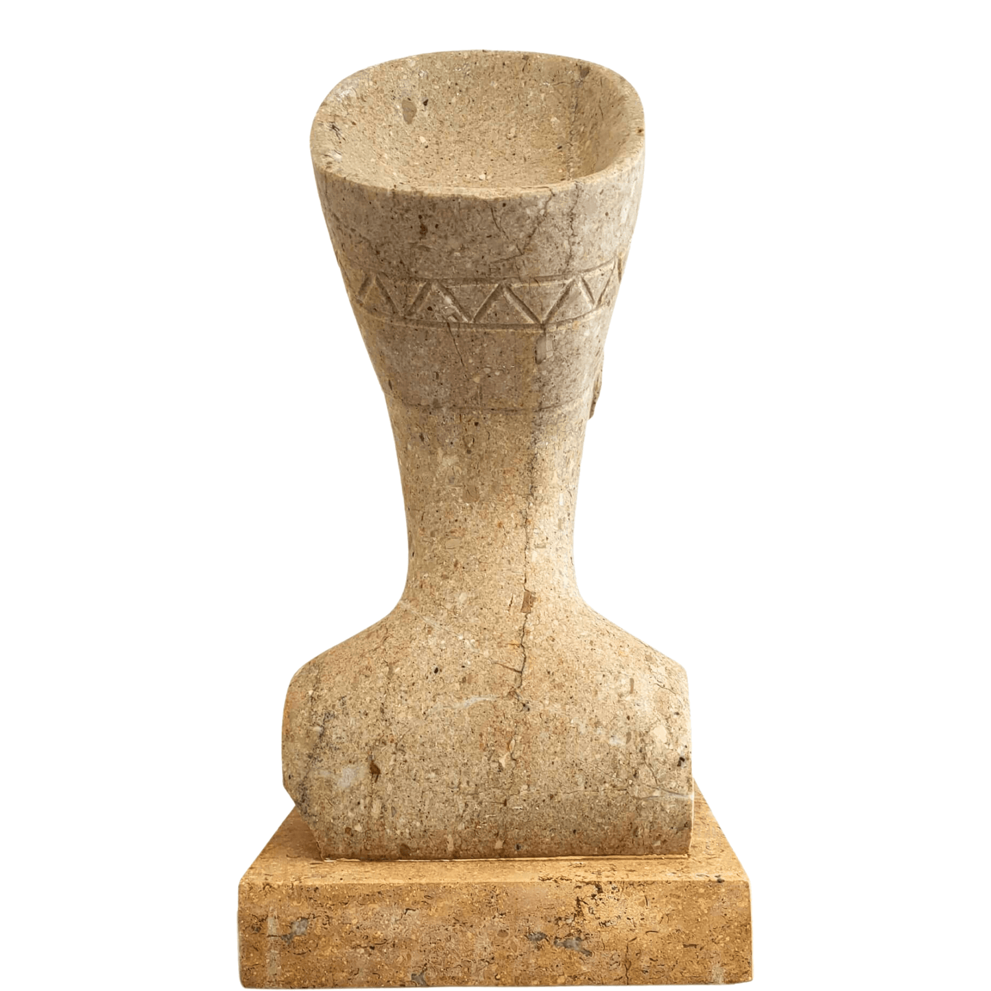 Dettaglio del volto del busto di Nefertiti in pietra pregiata del Sud Italia, lavorazione manuale artistica.