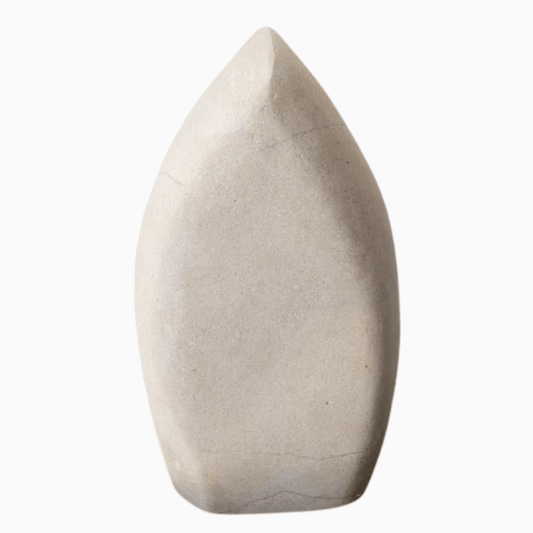 Scultura astratta moderna perfetta per arredare soggiorni, studi o spazi di relax contemporanei.