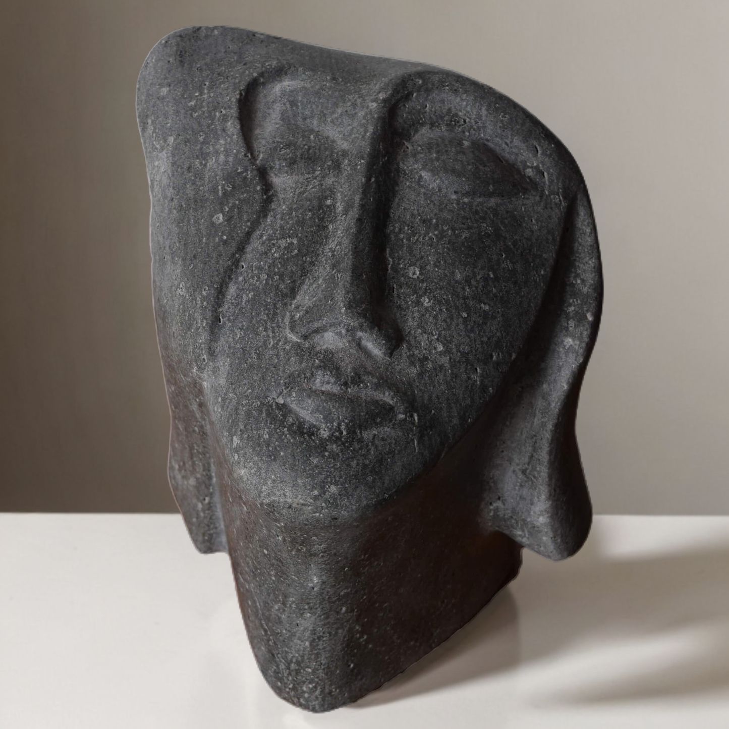 Scultura simbolica con linee armoniose in pietra nera del Vesuvio