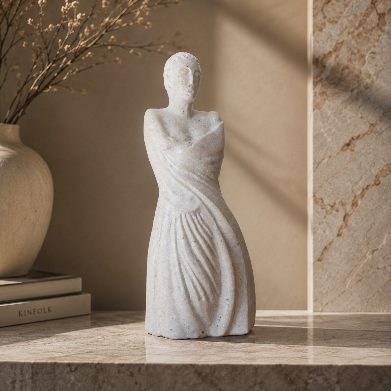 Statua Donna con Mantello in Pietra Naturale del Sud Italia | Sculture Melillo