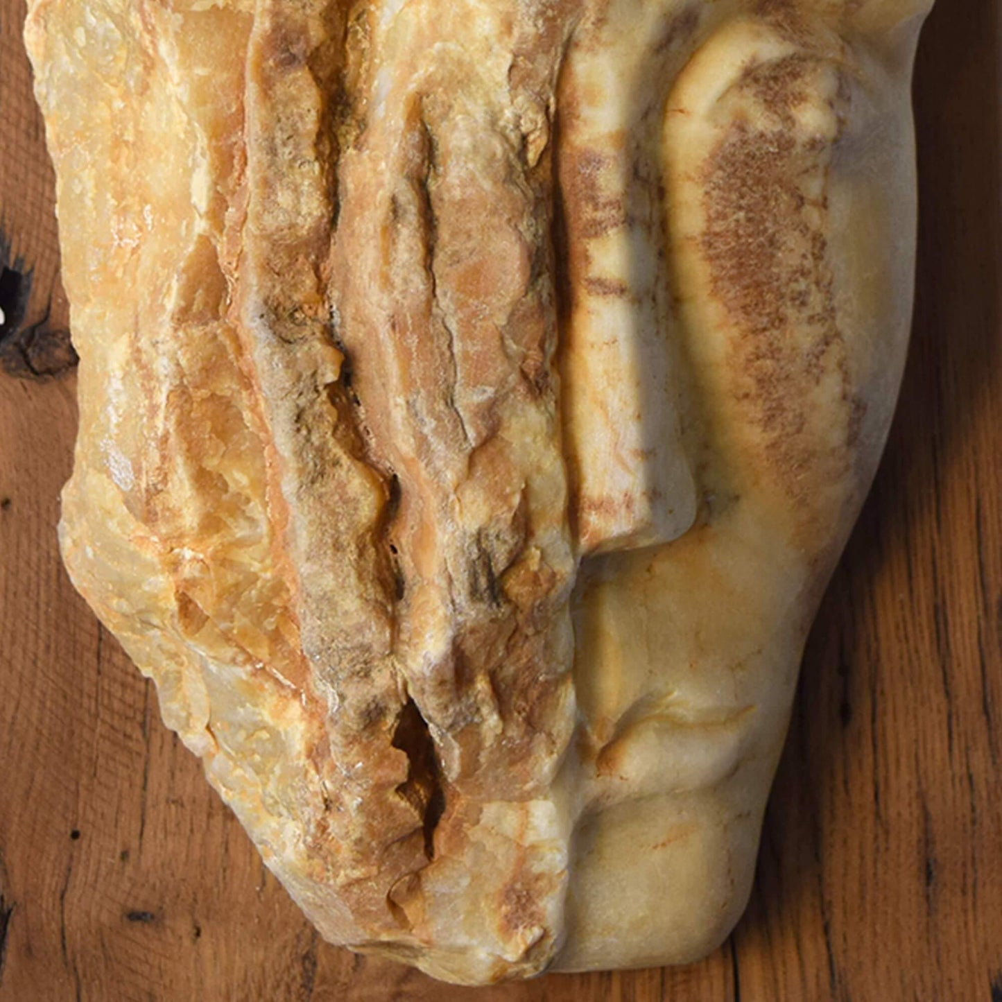 Decorazione da parete elegante con volto astratto in legno e onice.