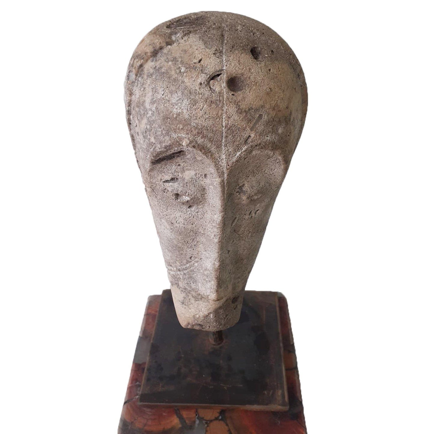 Scultura africana in pietra calcarea su base in ferro, perfetta per arredare casa e giardino.