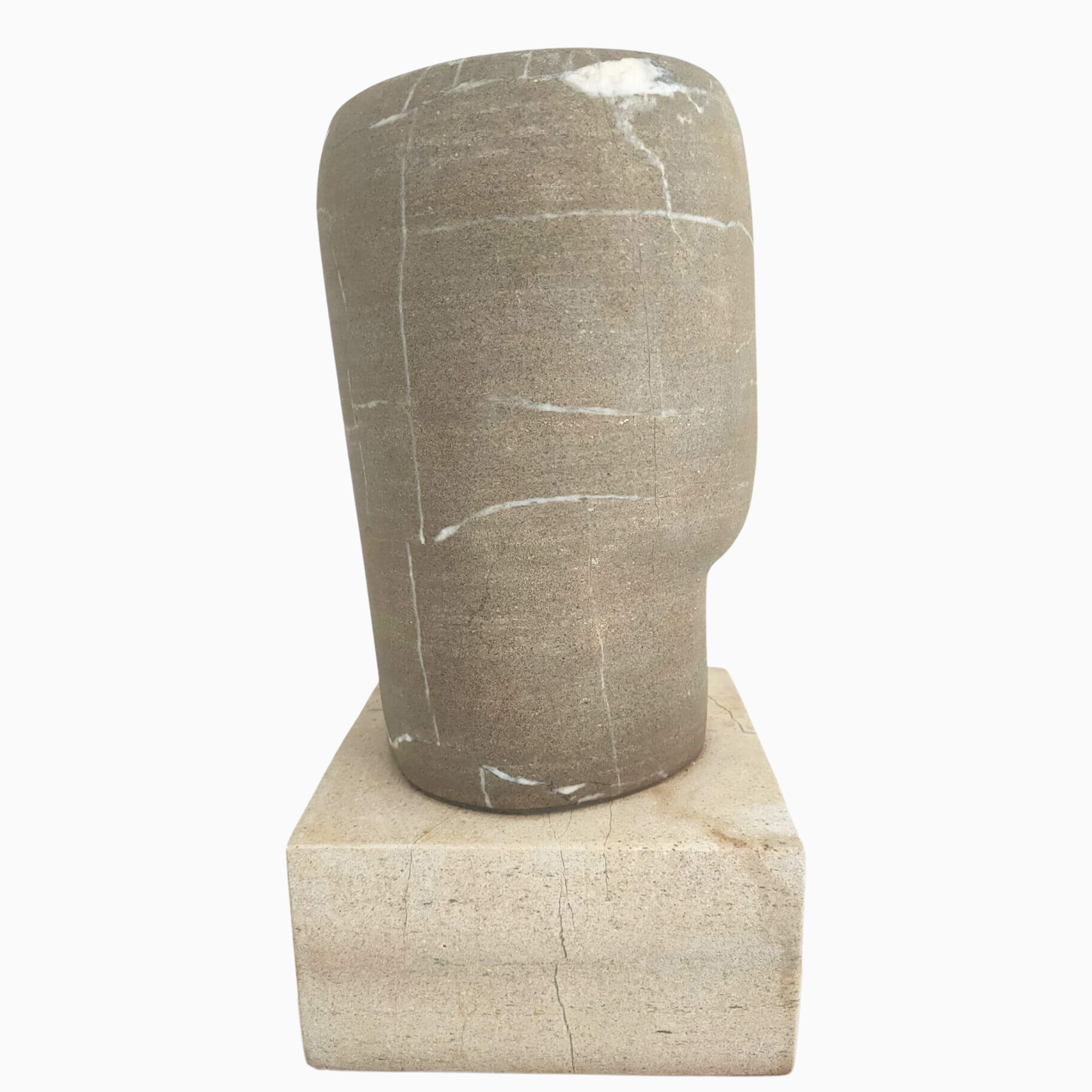Scultura minimalista in pietra naturale italiana, simbolo di eleganza e unicità.