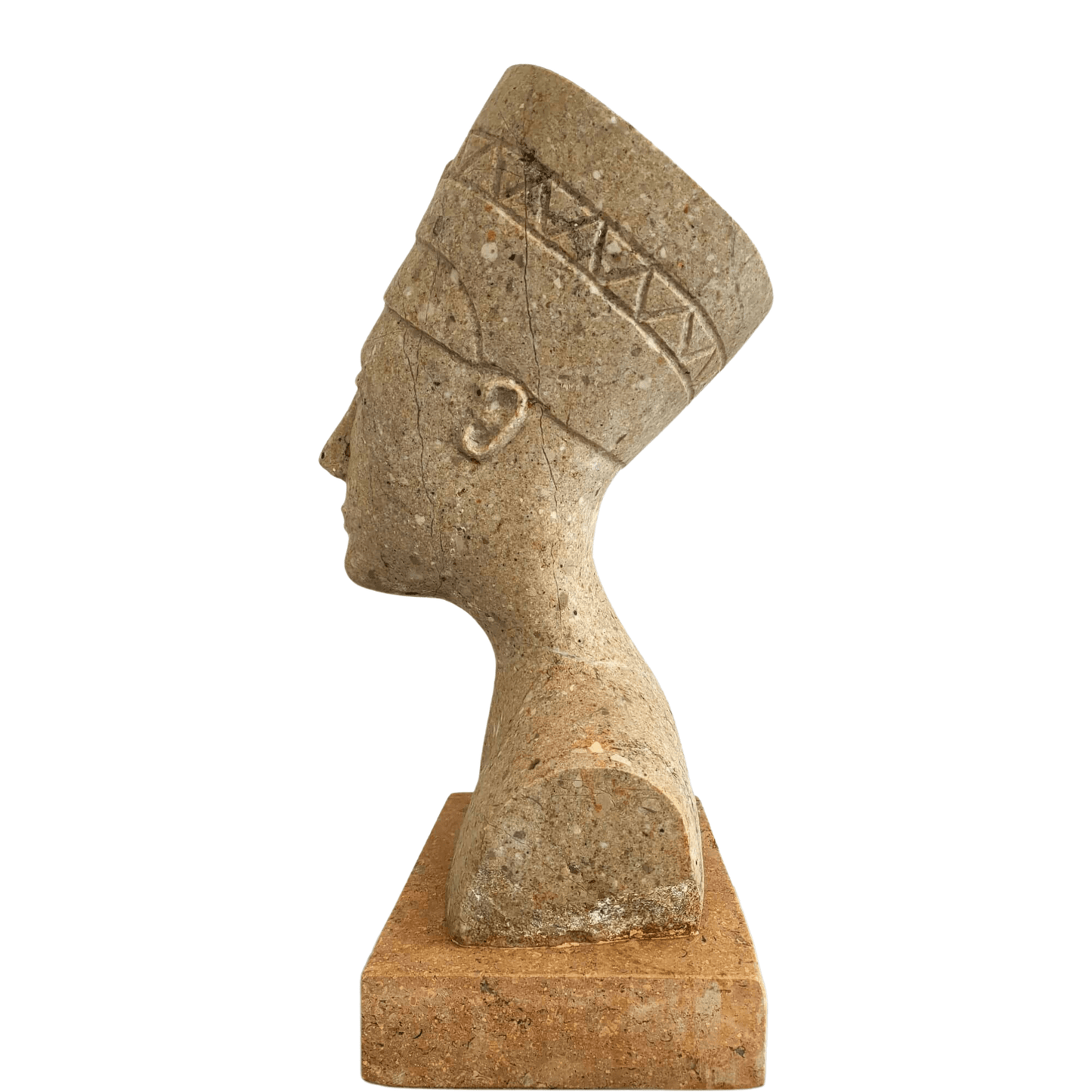 Dettaglio del volto del busto di Nefertiti in pietra pregiata del Sud Italia, lavorazione manuale artistica.
