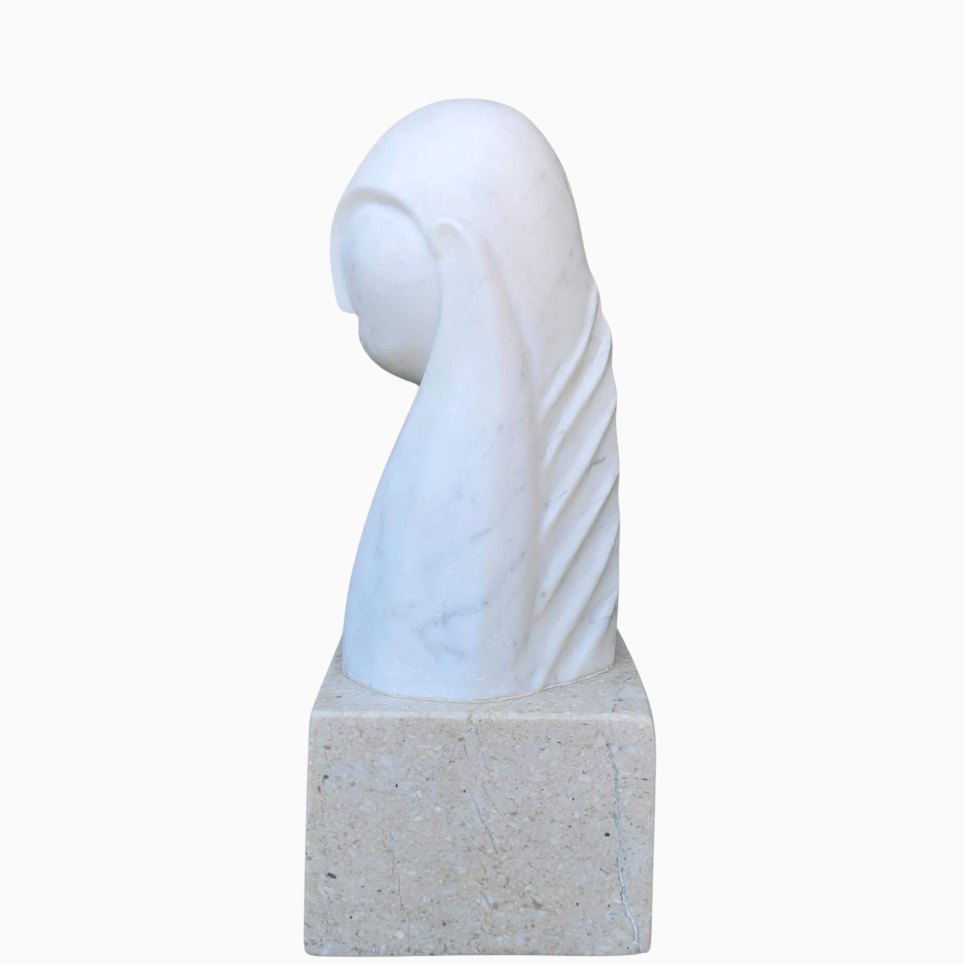 Scultura decorativa con braccia sollevate e volto sereno
