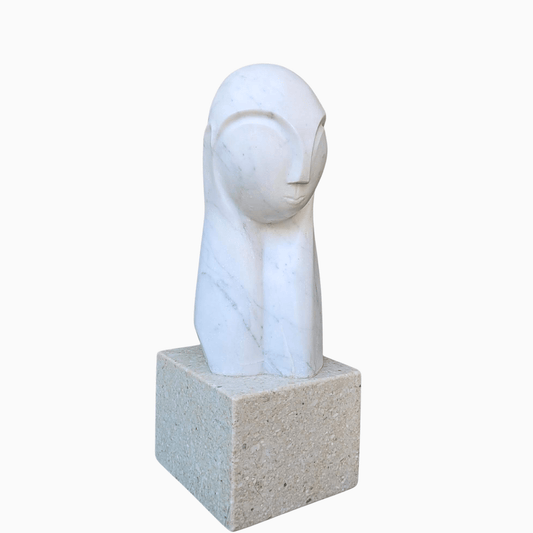 Figura femminile stilizzata scolpita a mano in marmo e pietra naturale