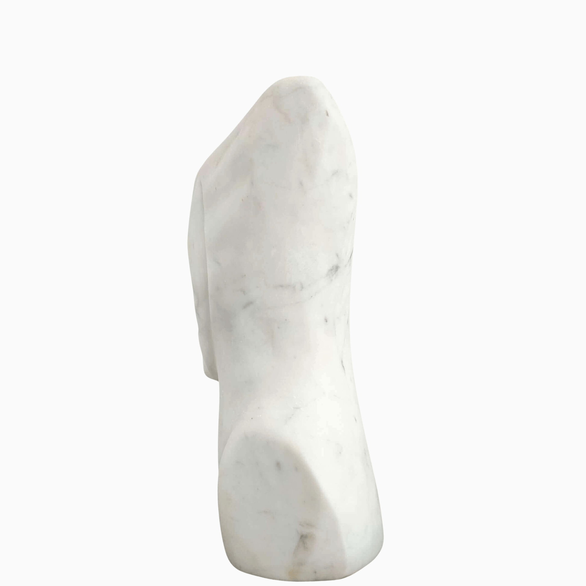 Scultura Il Bacio del Desiderio in marmo di Carrara illuminata da luce naturale dettaglio artistico.