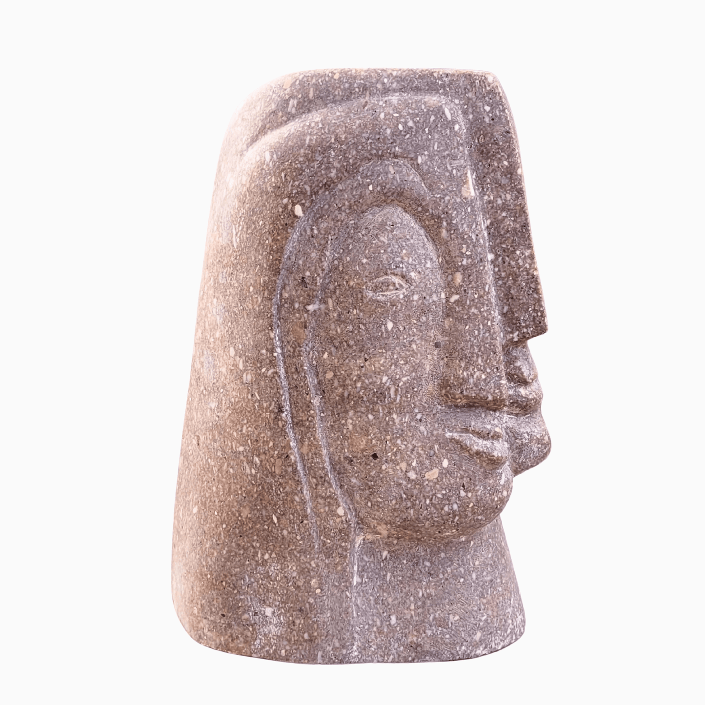 Scultura contemporanea realizzata in pietra rosa di Calitri, esempio di artigianato artistico italiano.