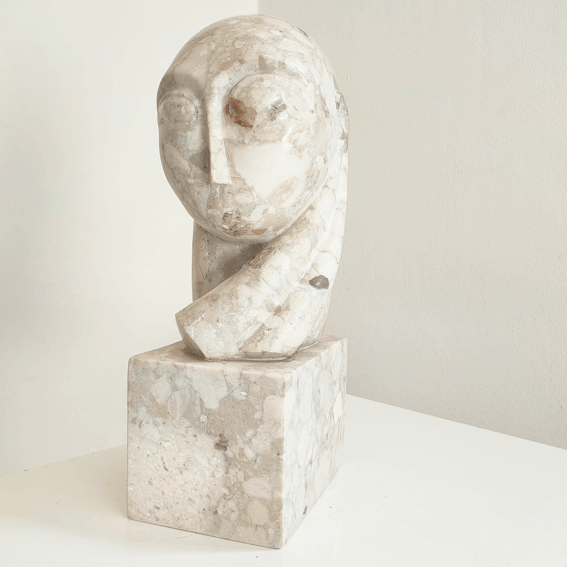 Scultura in marmo Perlato del Molise ispirata a Brancusi, scolpita a mano
