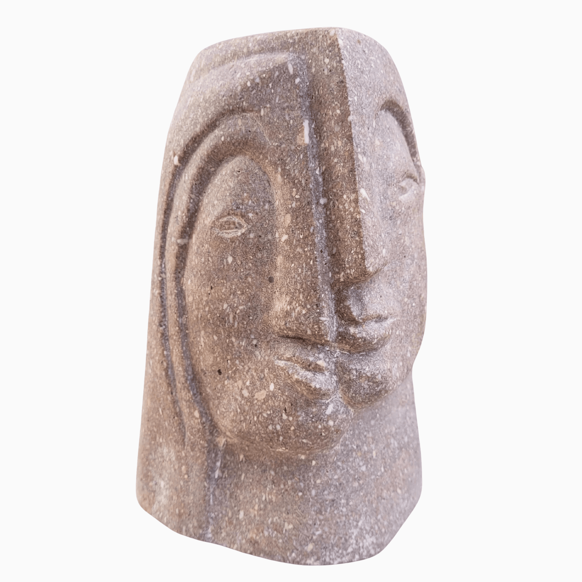 Scultura contemporanea in pietra rosa di Calitri scolpita a mano, raffigurante due volti uniti.