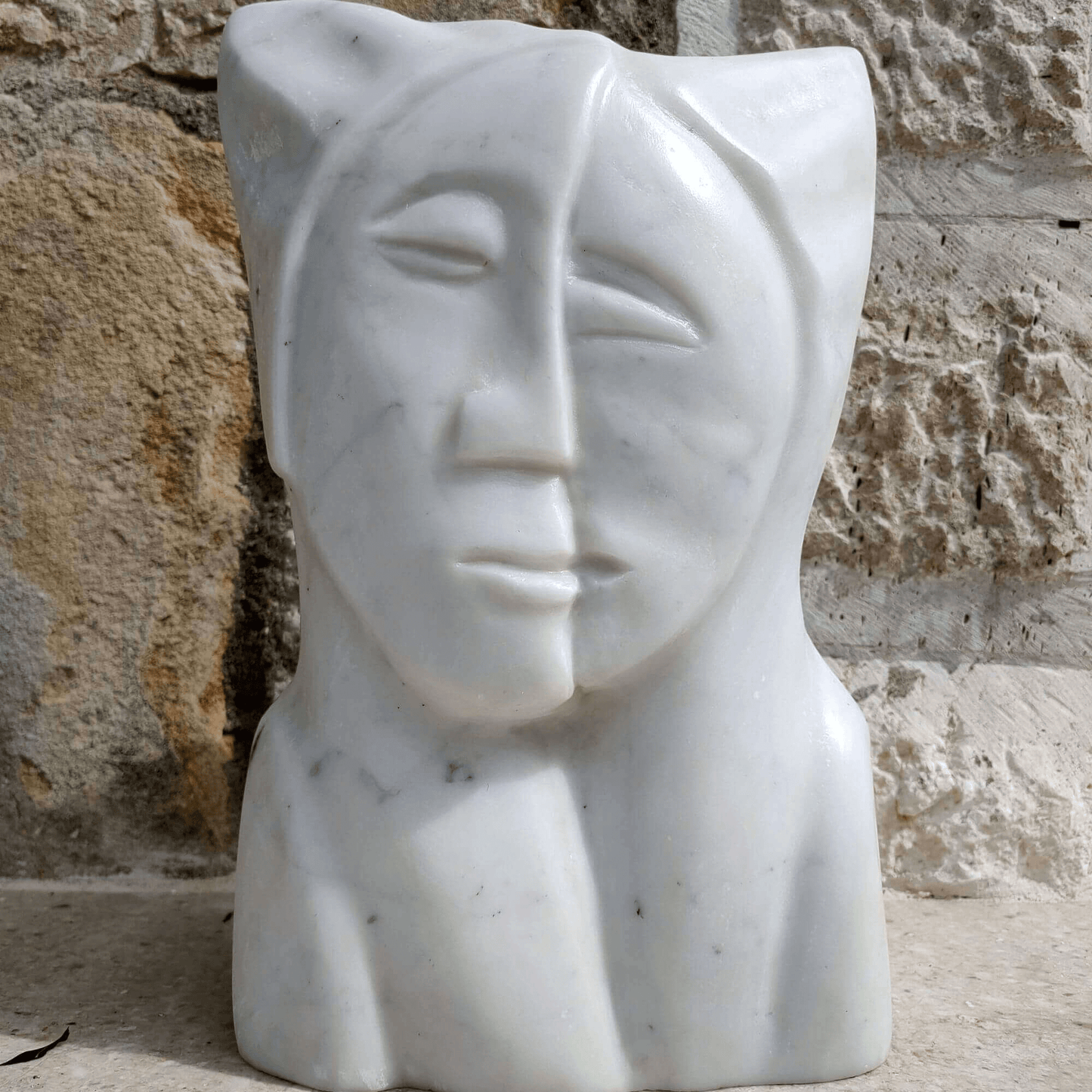 Dettaglio delle forme sinuose della scultura Il Bacio del Desiderio, lavorazione a mano