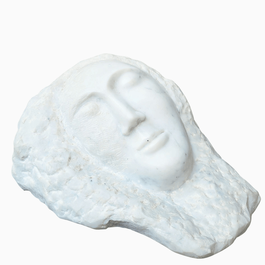 Scultura “Il Sonno” in marmo bianco di Carrara per giardino