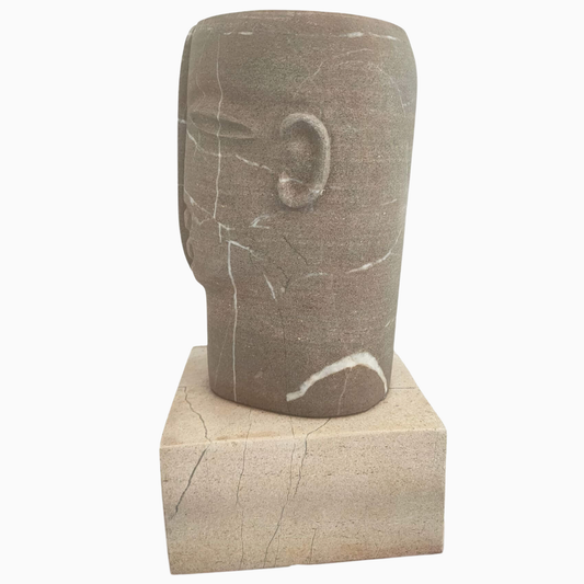 Opera artigianale di design contemporaneo, ideale per decorare spazi eleganti.