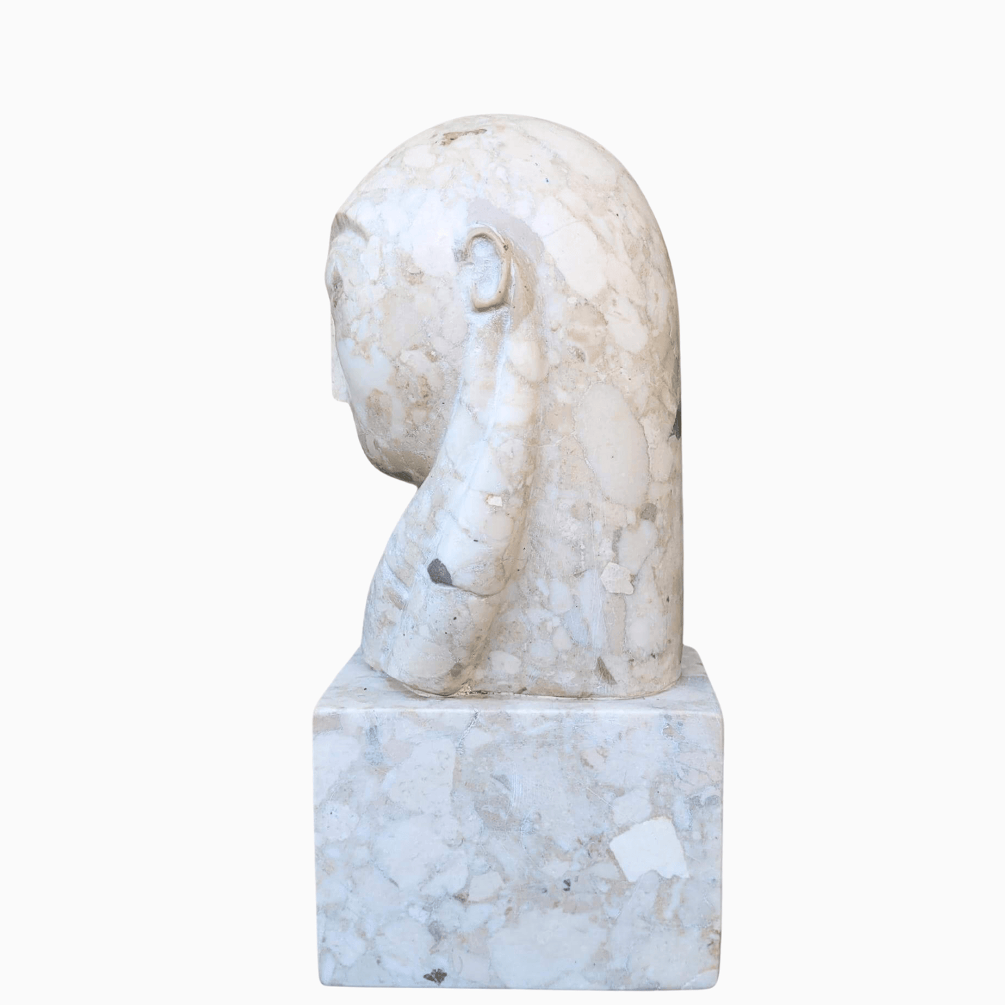 Dettaglio di scultura artistica in marmo bianco caldo