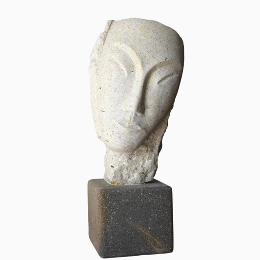 Scultura contemporanea in pietra scolpita a mano nel Sud Italia