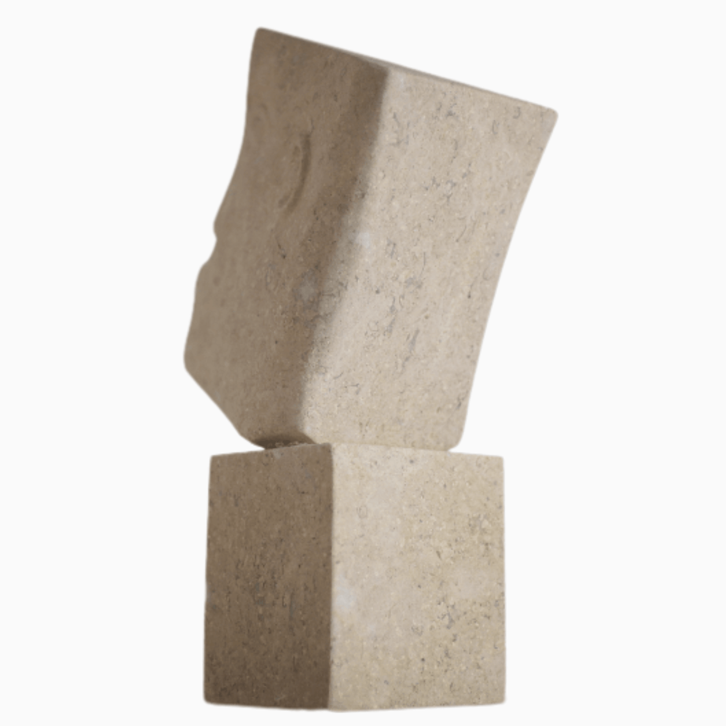 Scultura astratta in pietra calcarea, caratterizzata da linee armoniose e pure, ispirata a Le Bescond.
