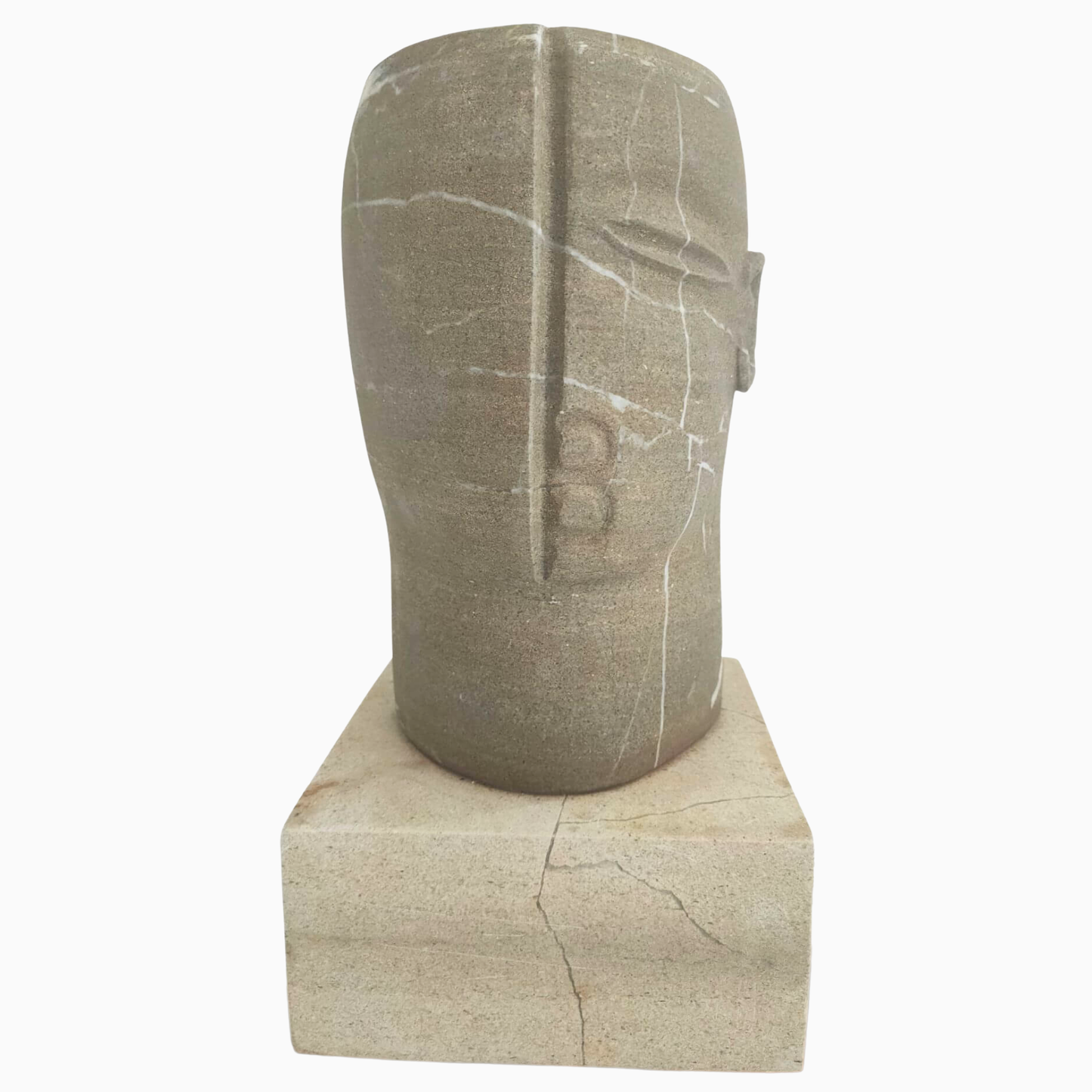 Scultura realizzata a mano in pietra di Bisaccia, perfetta per ambienti moderni e classici.