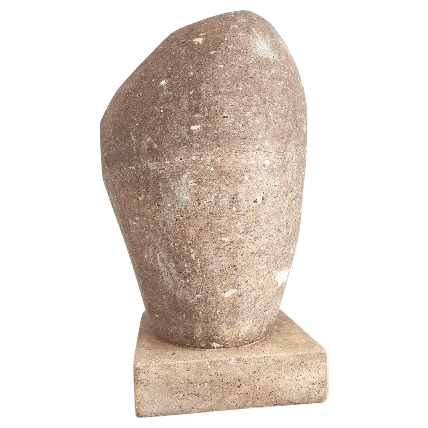 Scultura decorativa in pietra con forme essenziali e filosofia wabi-sabi.