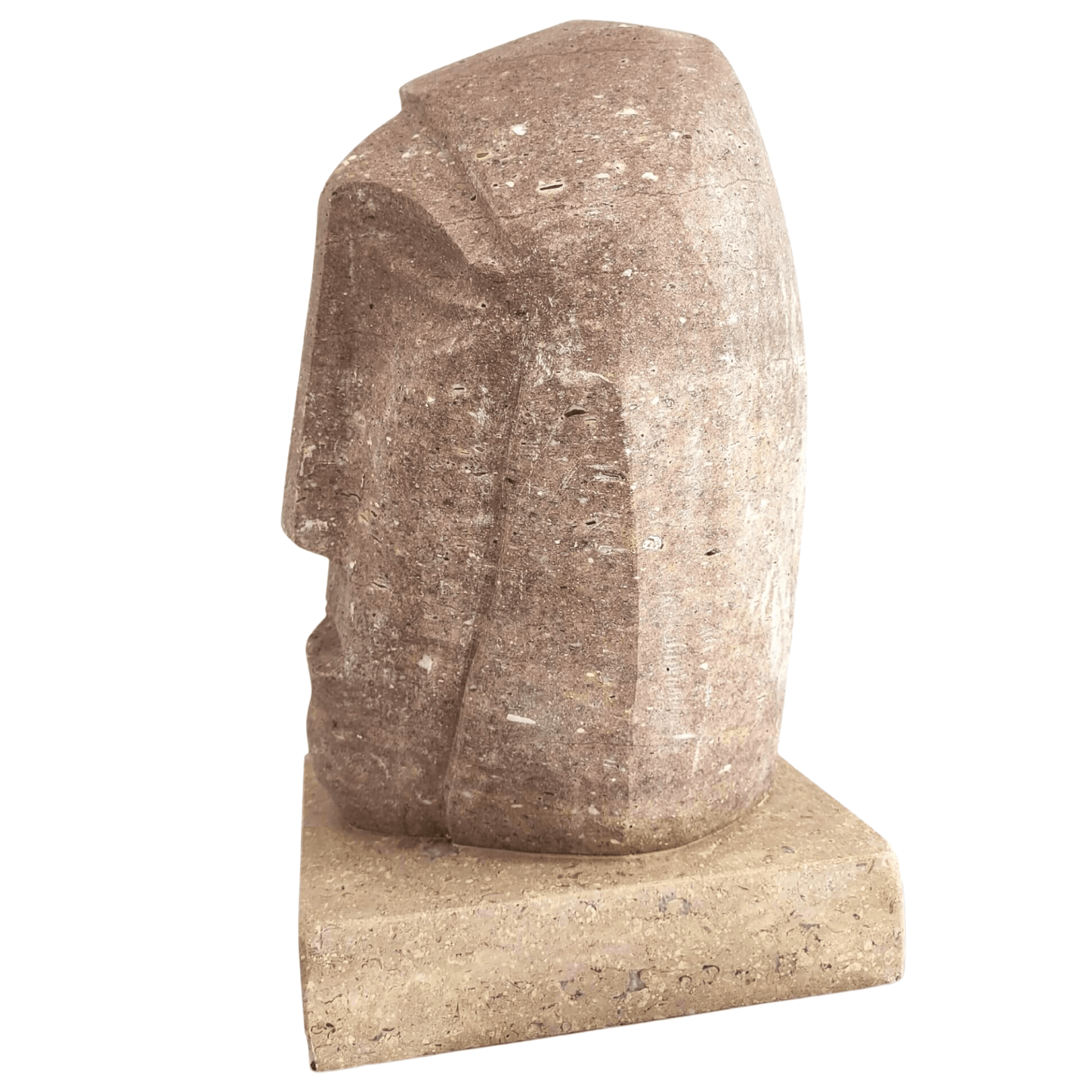 La statua collocata in una terrazza minimalista, dove design e natura si fondono armoniosamente.