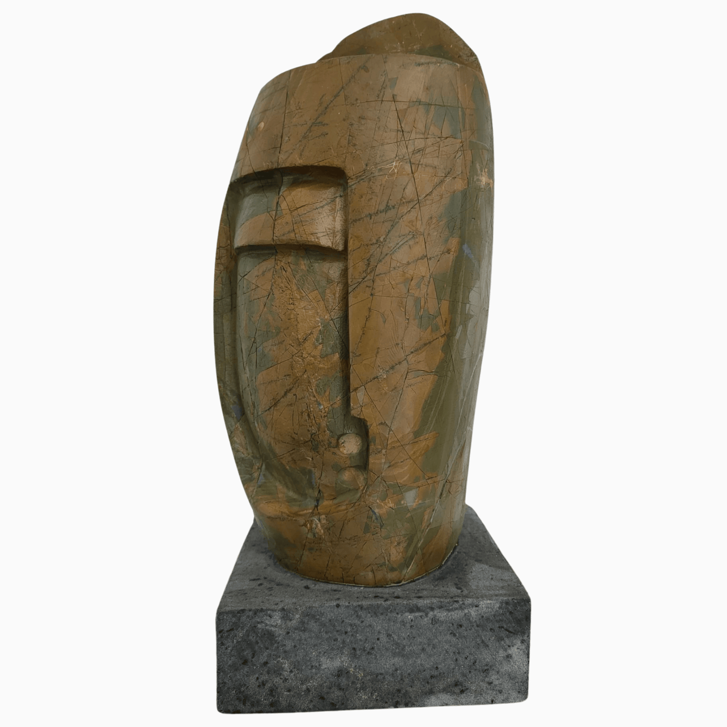 Scultura astratta in pietra naturale marrone e verde scuro su tavolo moderno.