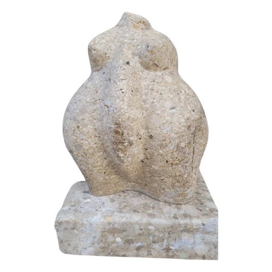 Scultura Dea Madre in pietra naturale vista frontale, simbolo di fertilità e armonia