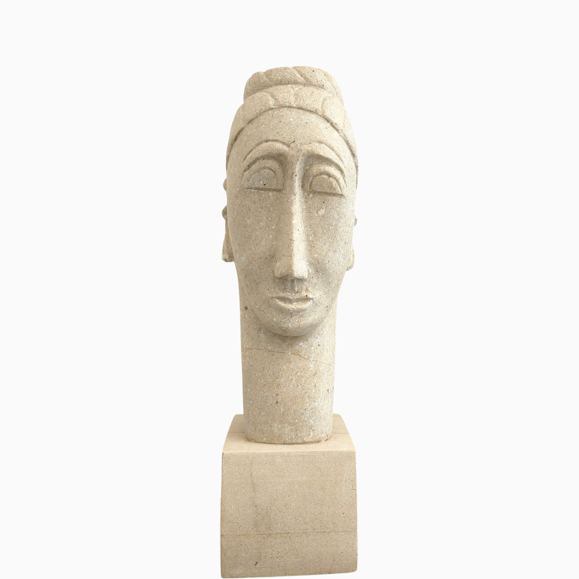 La scultura Testa di Donna esposta su base in legno chiaro, esaltata dalla luce naturale che ne valorizza la forma allungata.