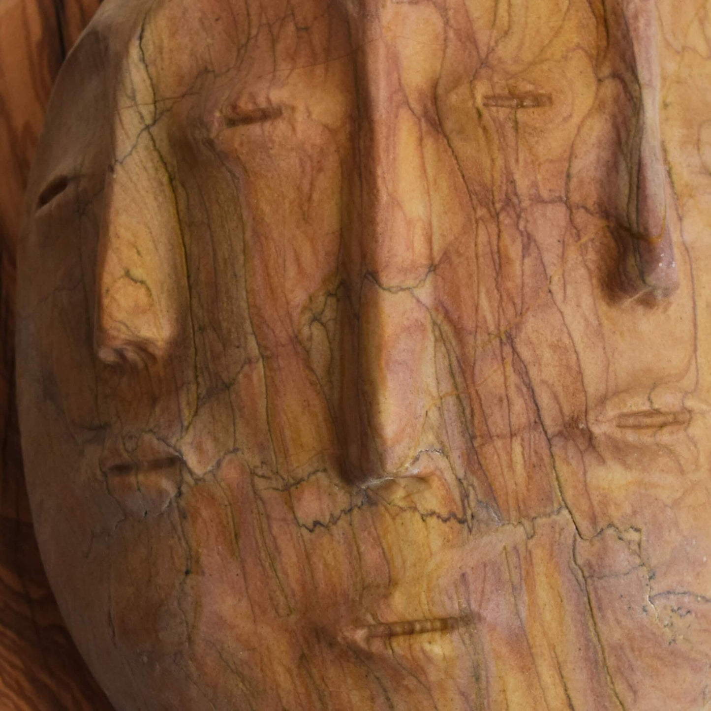 Decorazione murale realizzata con materiali naturali, perfetta per salotti e ingressi moderni