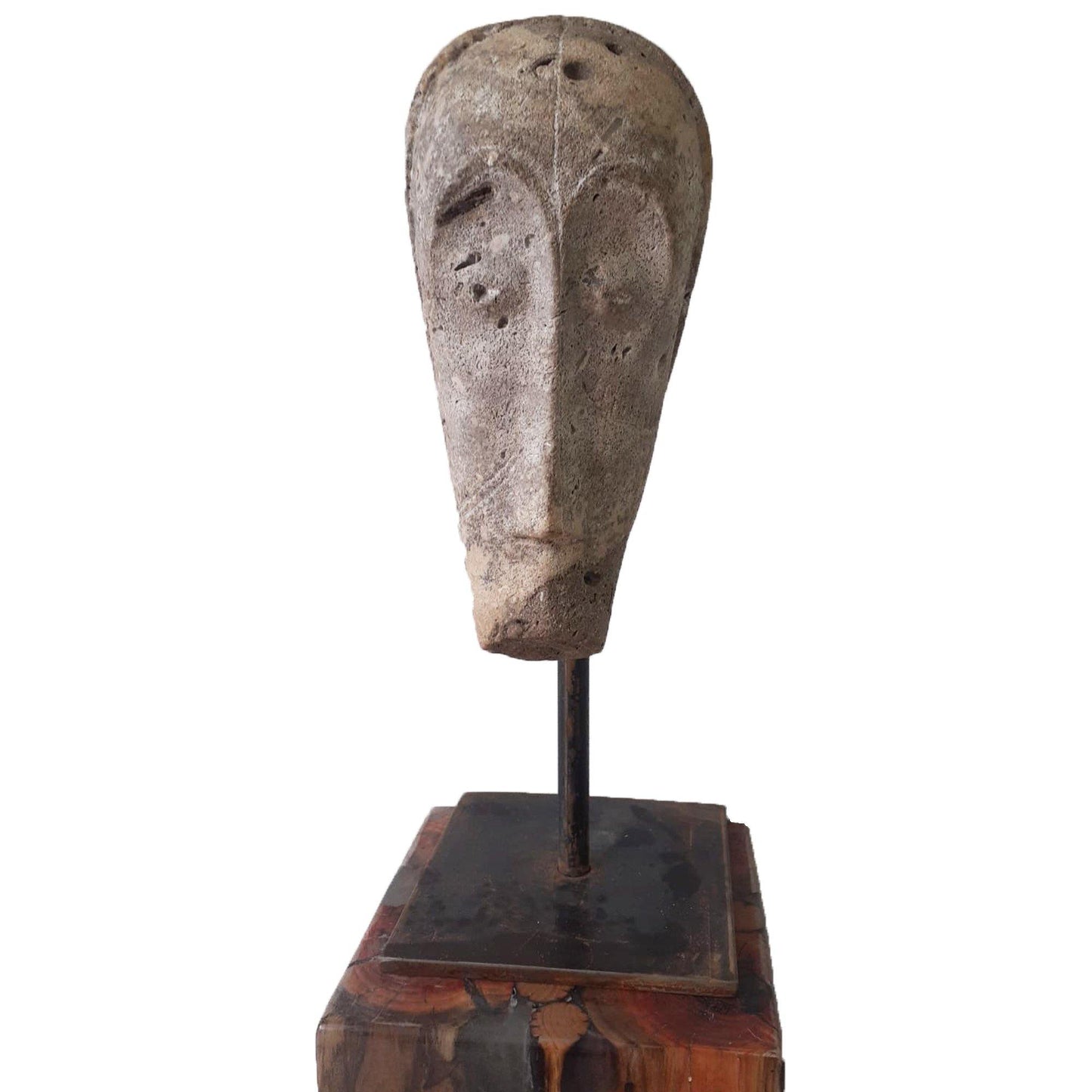 Base in ferro dallo stile vintage che sostiene la Maschera Africana, elemento di design artigianale.