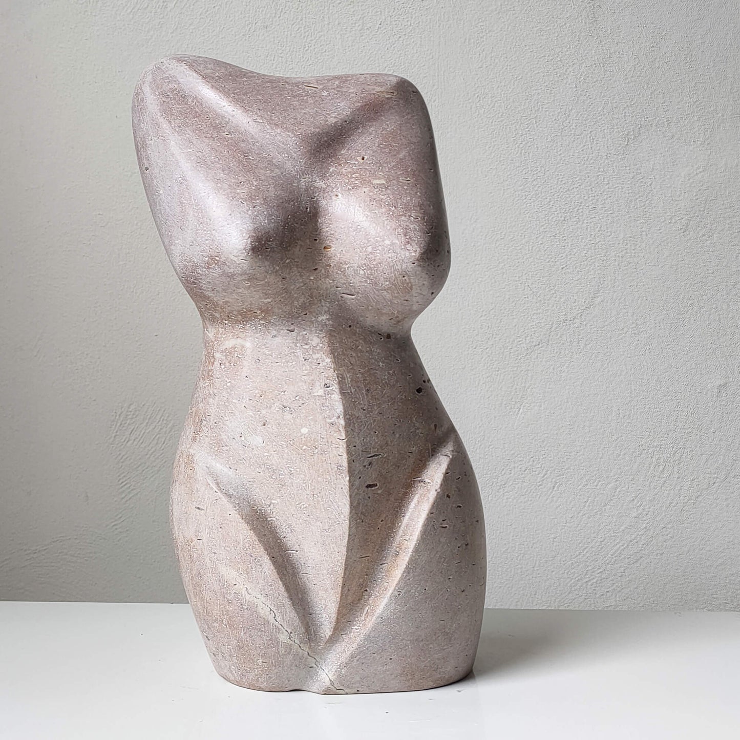 Busto femminile contemporaneo scolpito a mano in pietra rosa di Calitri.
