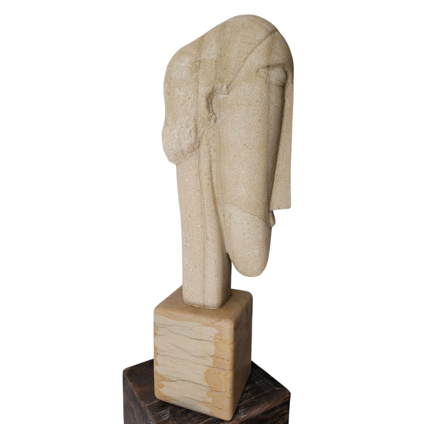 Dettaglio del volto stilizzato con proporzioni allungate in stile Modigliani