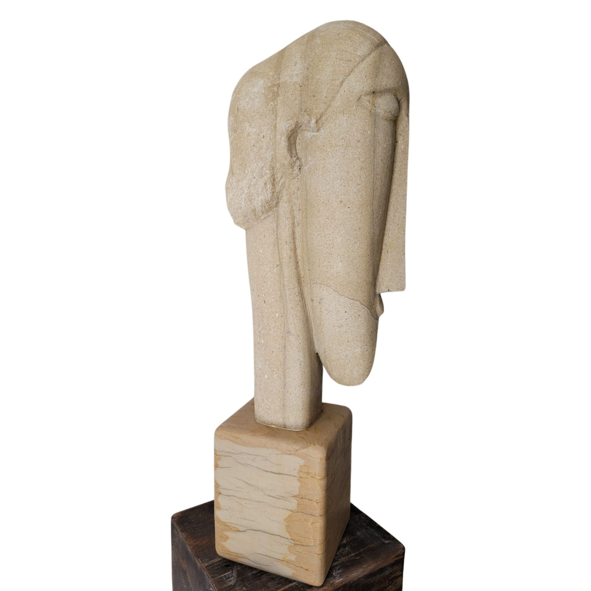 Dettaglio del volto stilizzato con proporzioni allungate in stile Modigliani