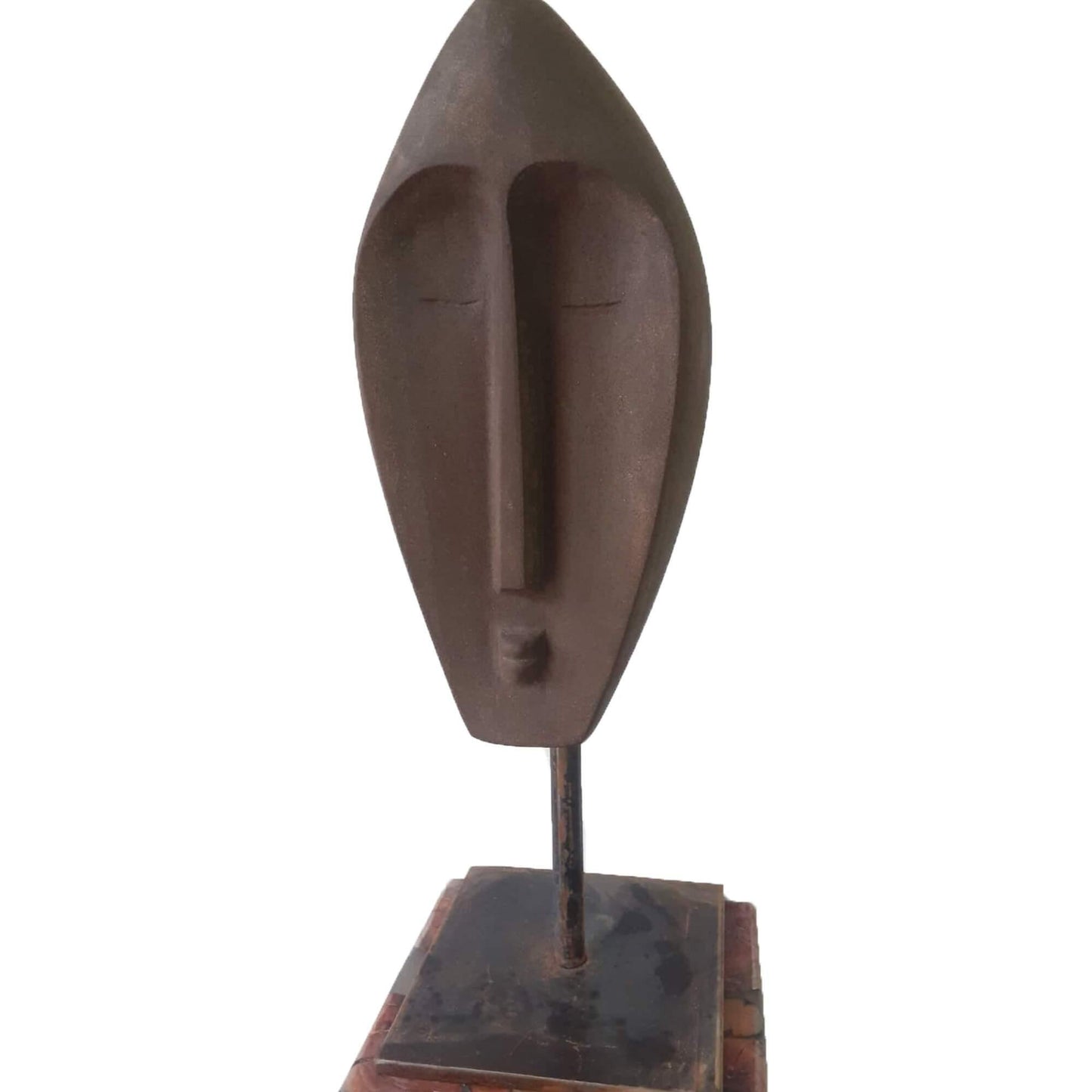 Dettaglio artigianale di scultura in pietra naturale