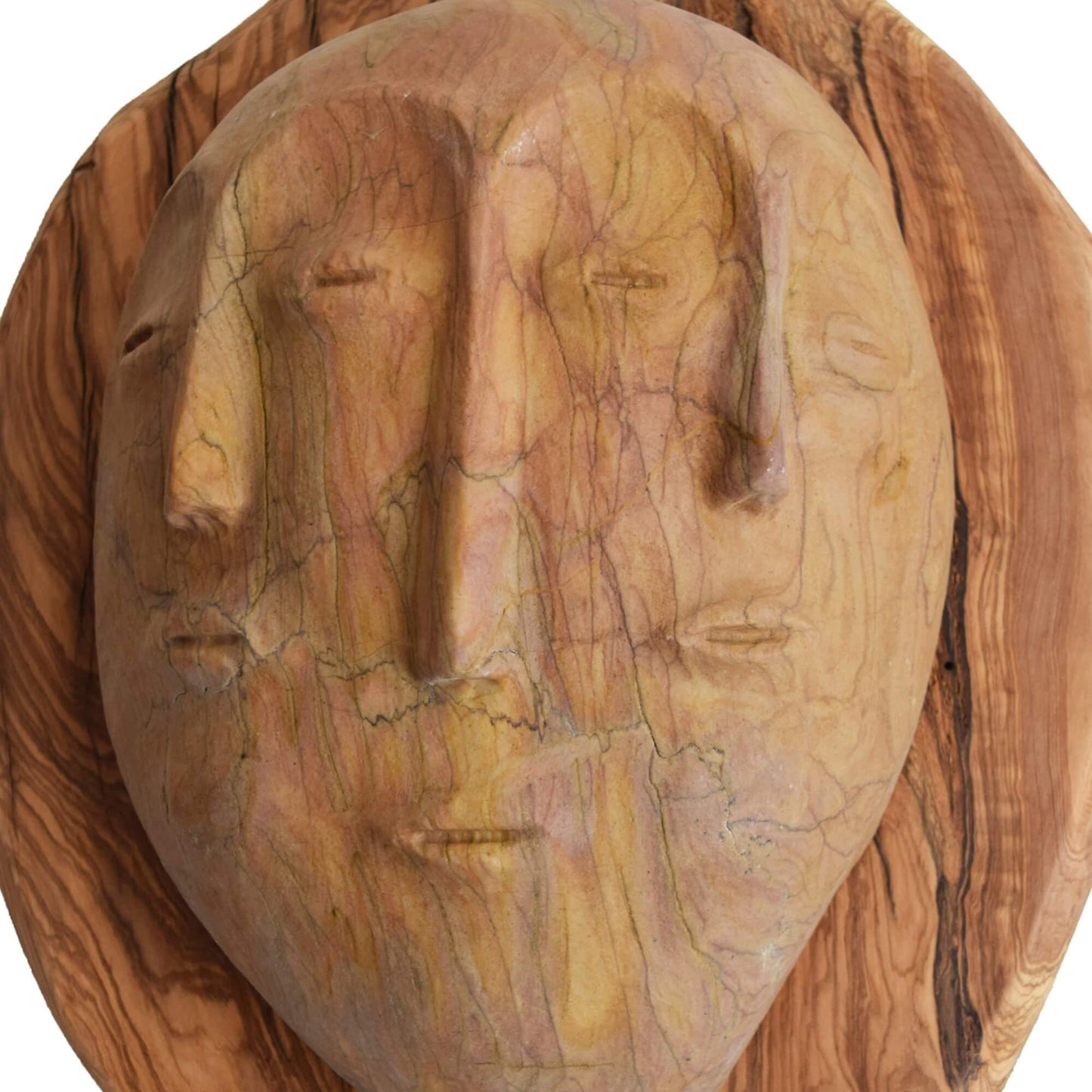 Primo piano dell’intaglio artigianale nel legno d’ulivo che compone la scultura da parete