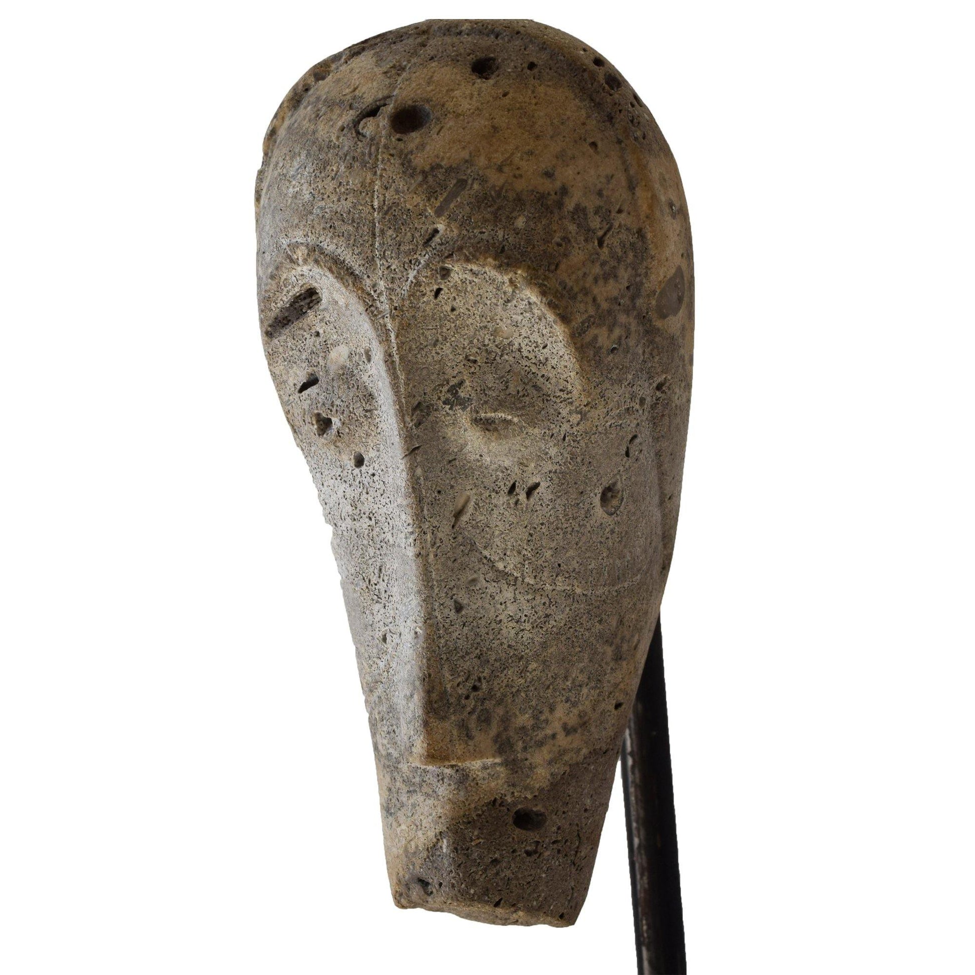Primo piano dei dettagli incisi sulla superficie della pietra calcarea della Maschera Africana