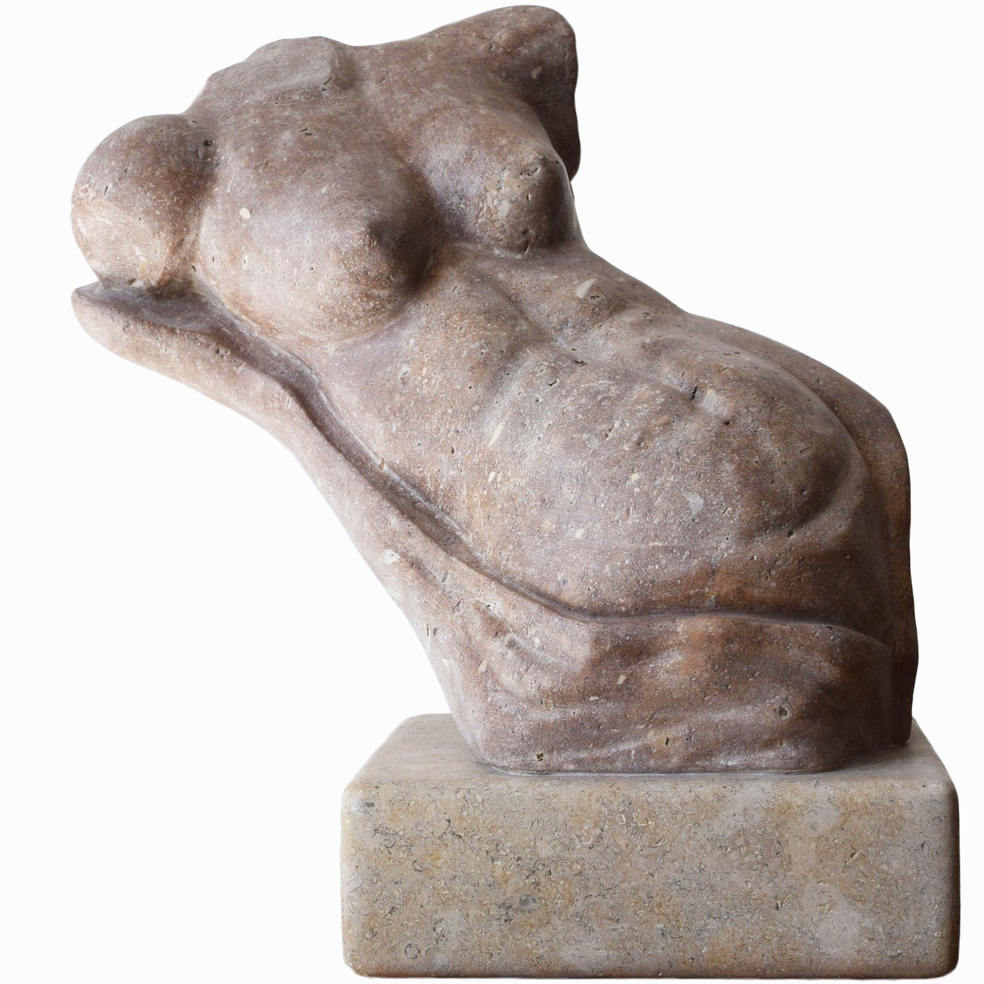 Figura femminile sdraiata su chaise longue in stile classico