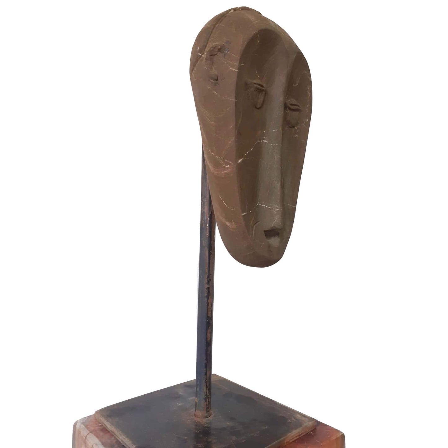 Scultura di maschera africana artigianale in pietra naturale su base in ferro.
