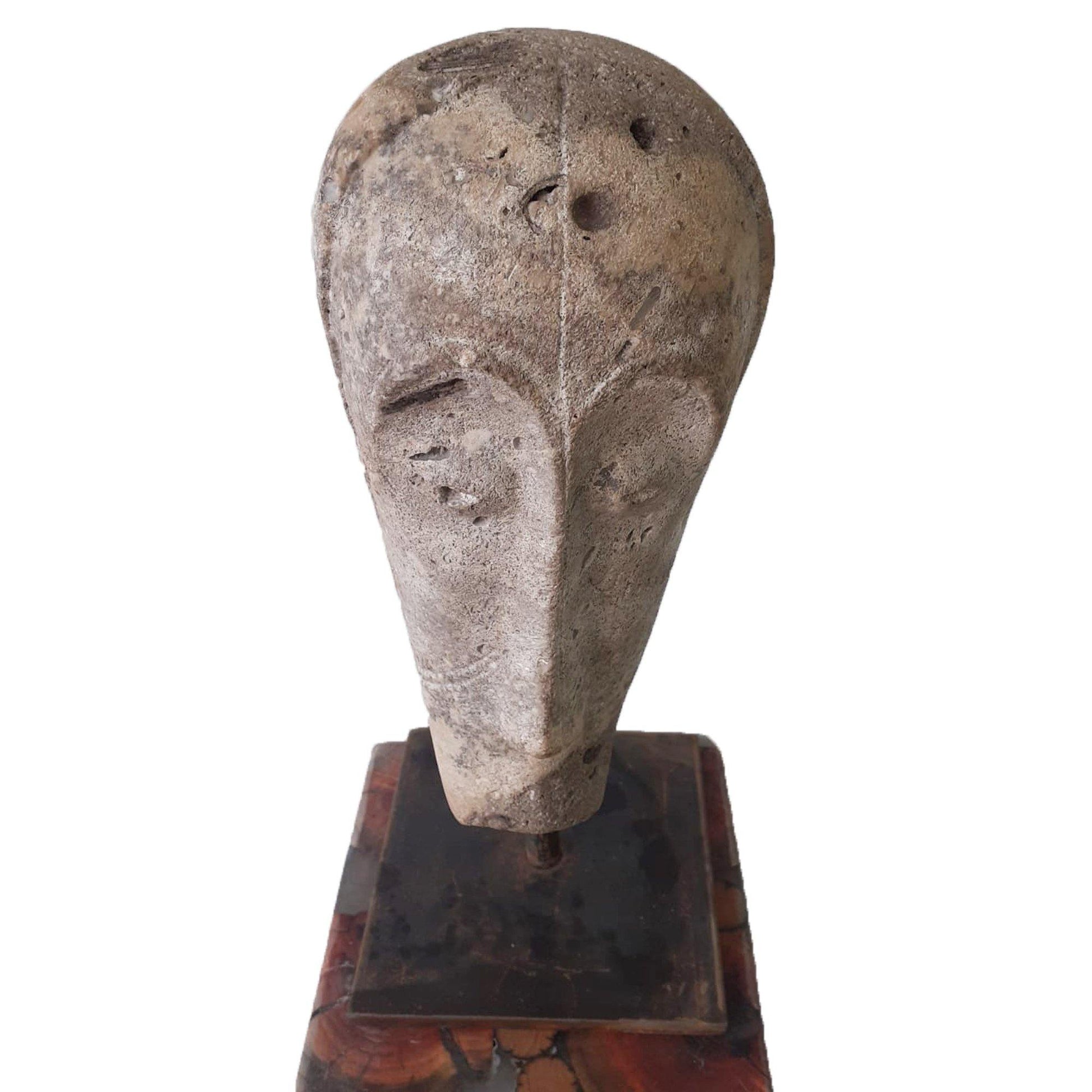 Scultura africana in pietra calcarea su base in ferro, perfetta per arredare casa e giardino.