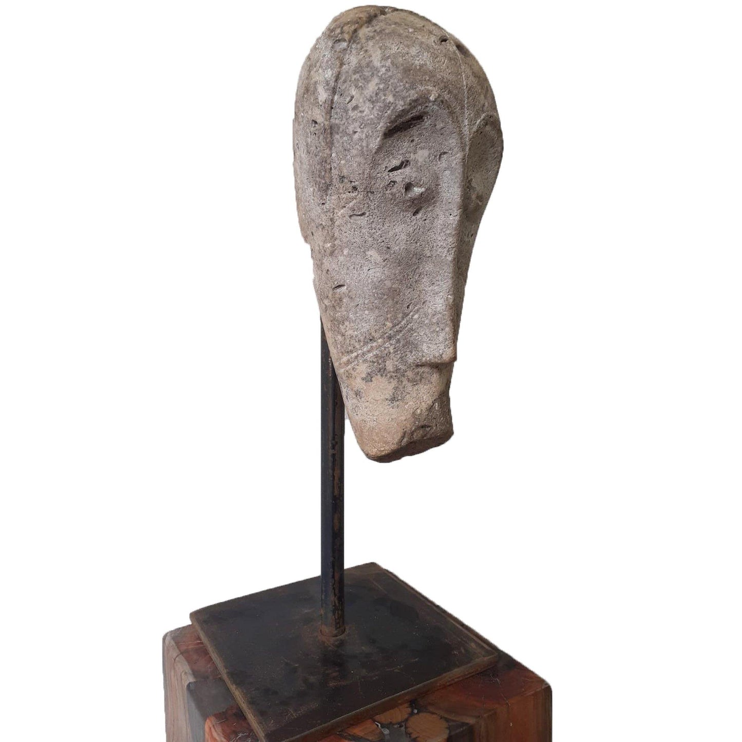 Scultura artigianale africana in pietra calcarea di Bisaccia lavorata a mano, simbolo spirituale e decorativo.