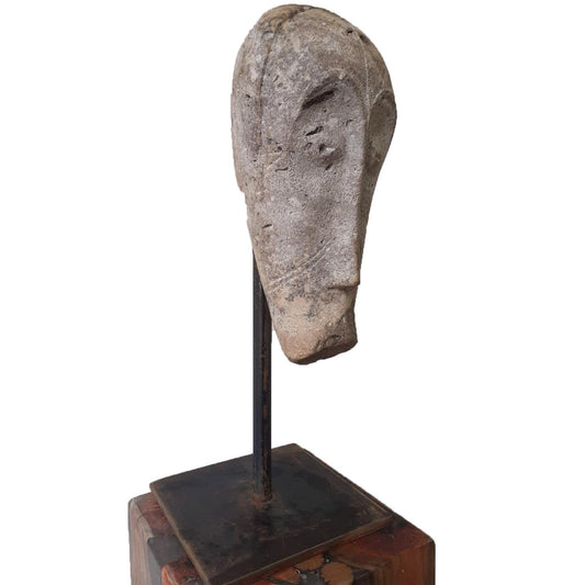 Scultura artigianale africana in pietra calcarea di Bisaccia lavorata a mano, simbolo spirituale e decorativo.
