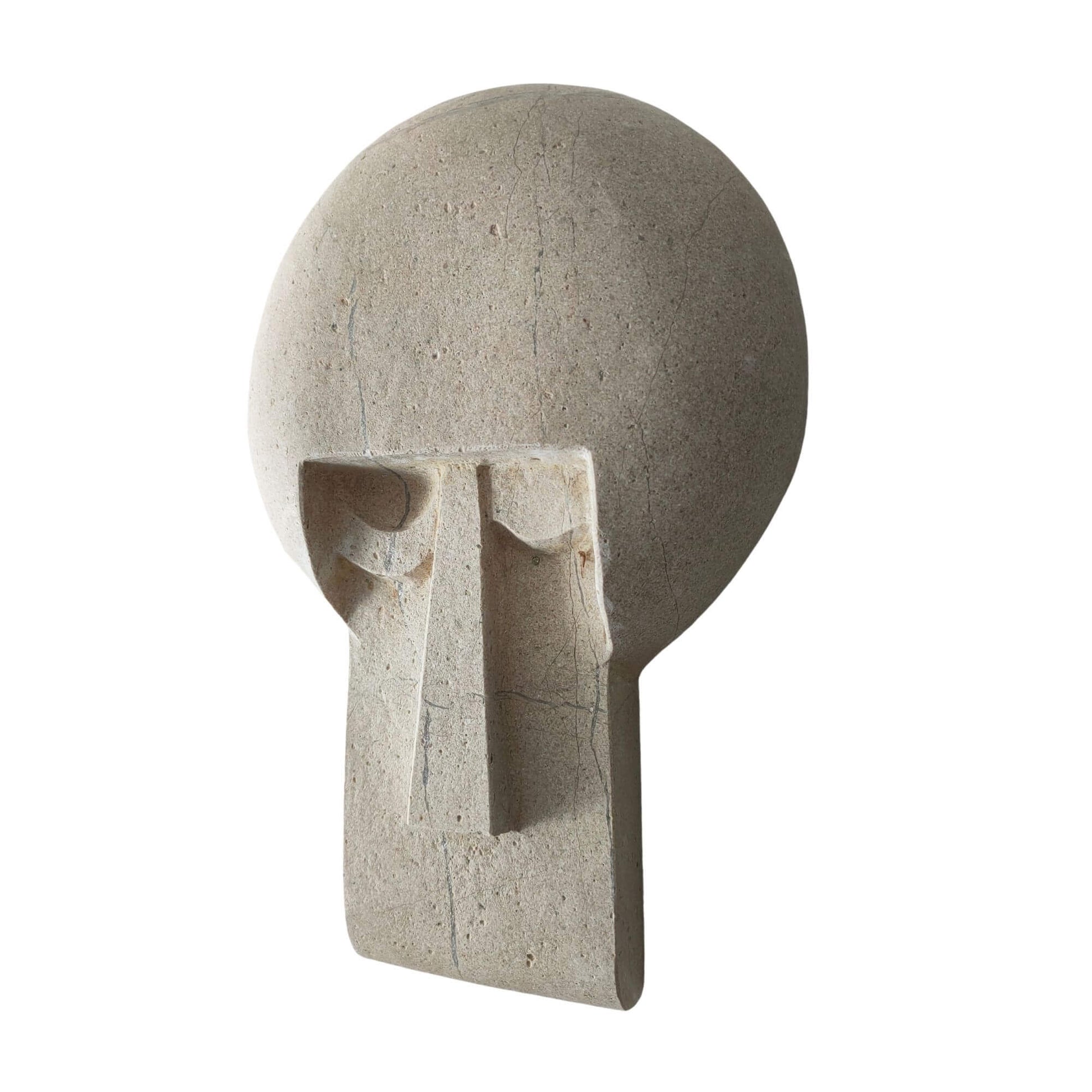 Maschera in pietra artigianale dal design rustico e contemporaneo, ideale per pareti moderne.