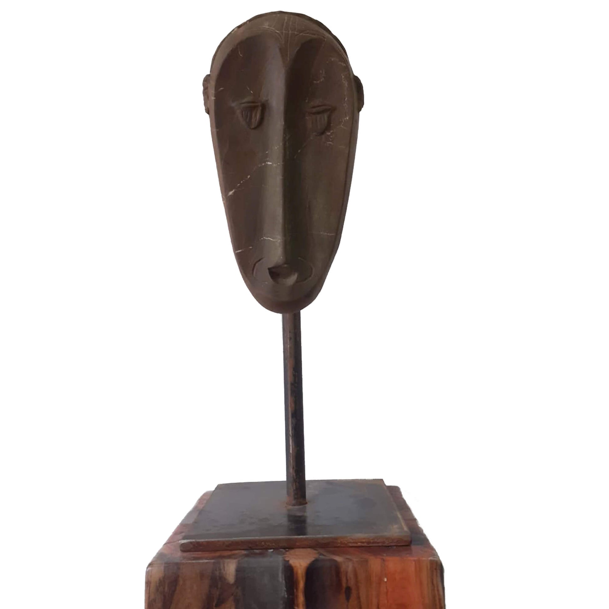 Maschera africana artigianale con base in ferro dal gusto retrò.