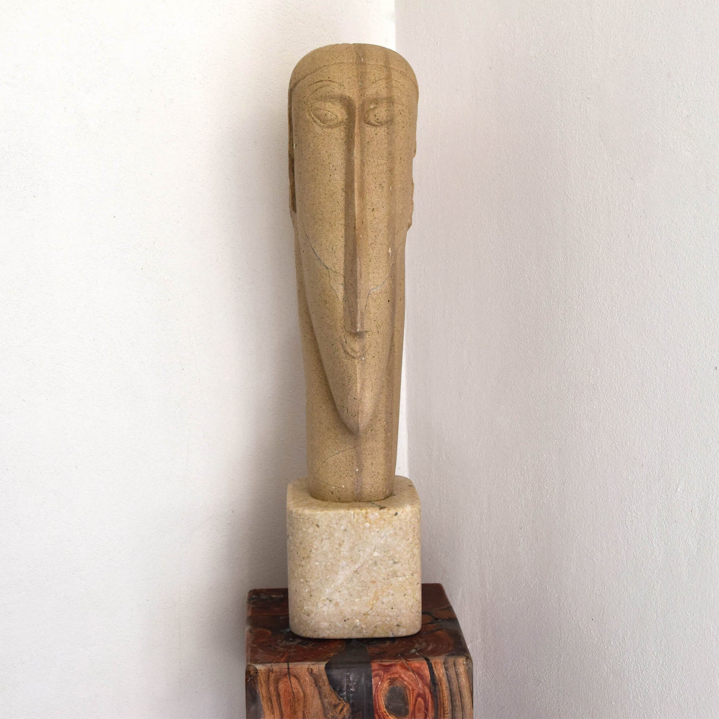 Dettaglio del volto ispirato a Modigliani in pietra chiara