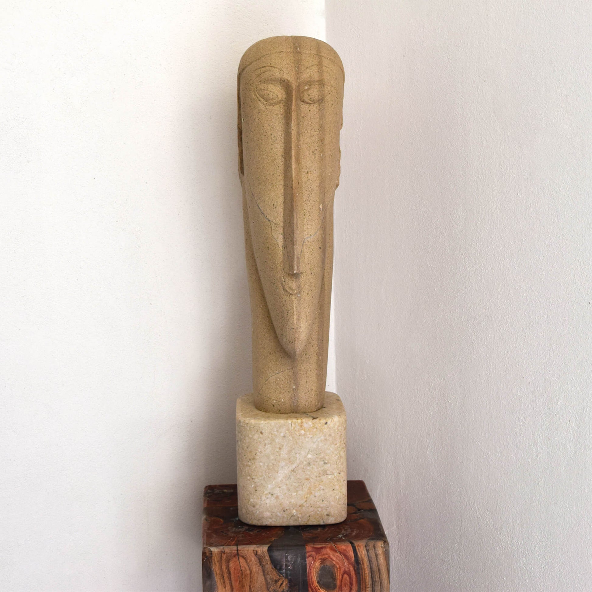 Dettaglio del volto ispirato a Modigliani in pietra chiara