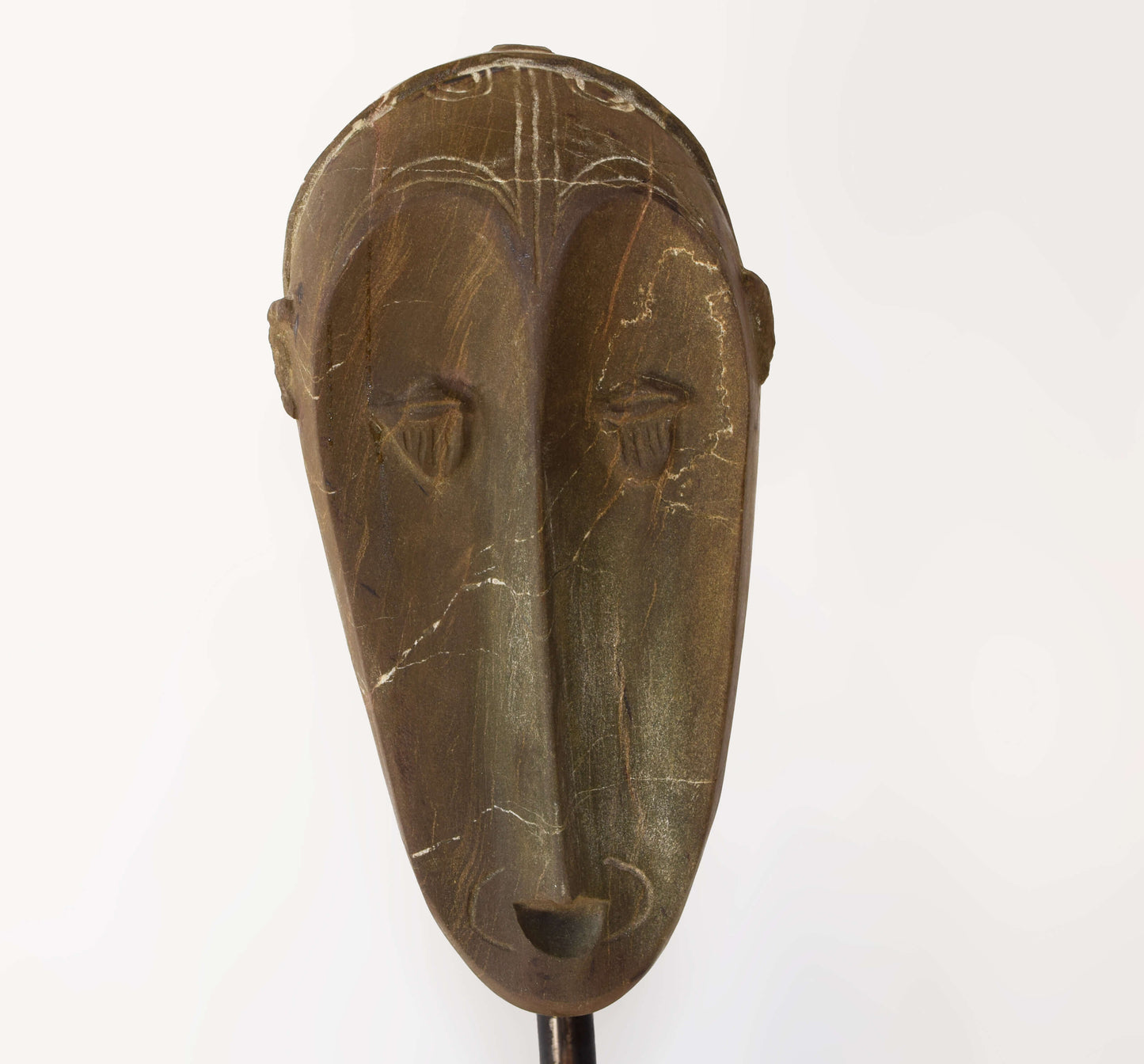 Maschera tradizionale africana in pietra di Bisaccia con supporto metallico.