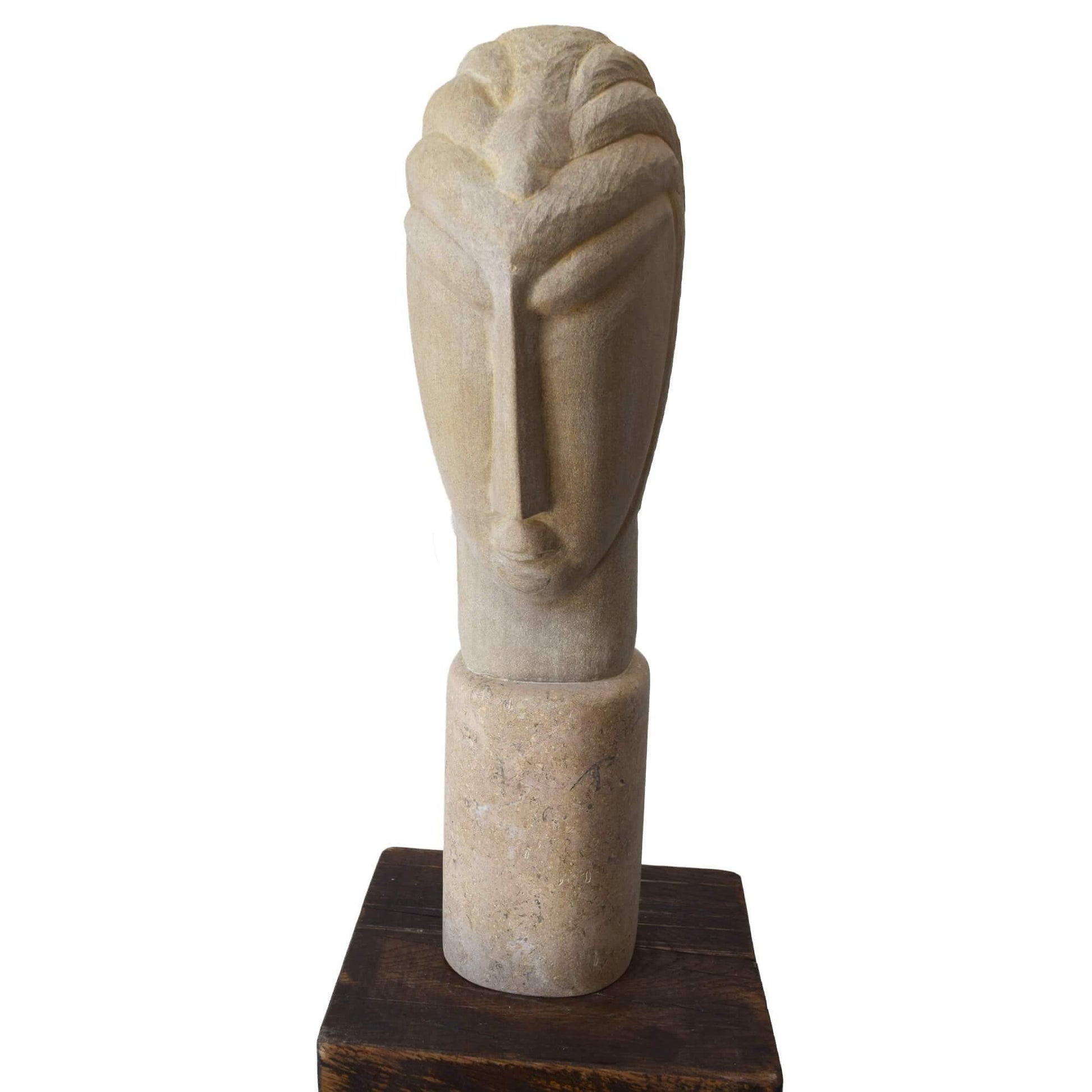 Scultura “testa” scolpita a mano in pietra calcarea naturale di Bisaccia, vista frontale, stile Art Déco.
