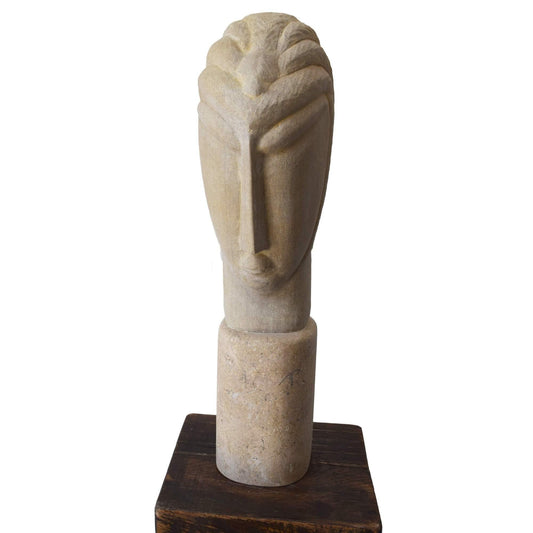 Scultura “testa” scolpita a mano in pietra calcarea naturale di Bisaccia, vista frontale, stile Art Déco.