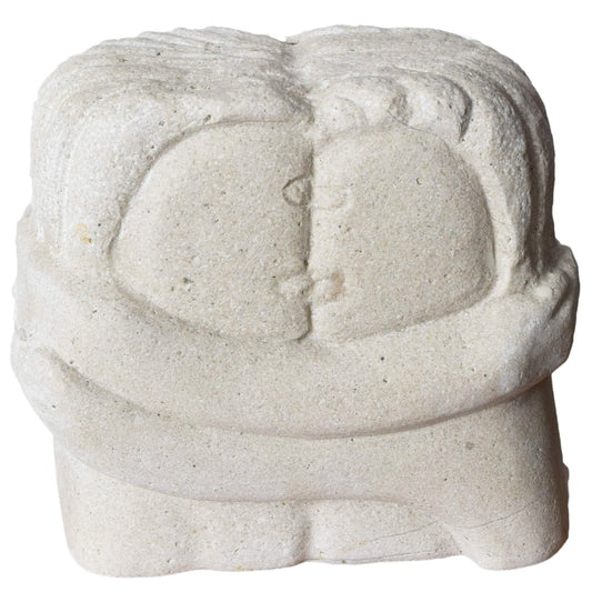 Scultura Il Bacio ispirata a Brancusi in pietra calcarea di Bisaccia