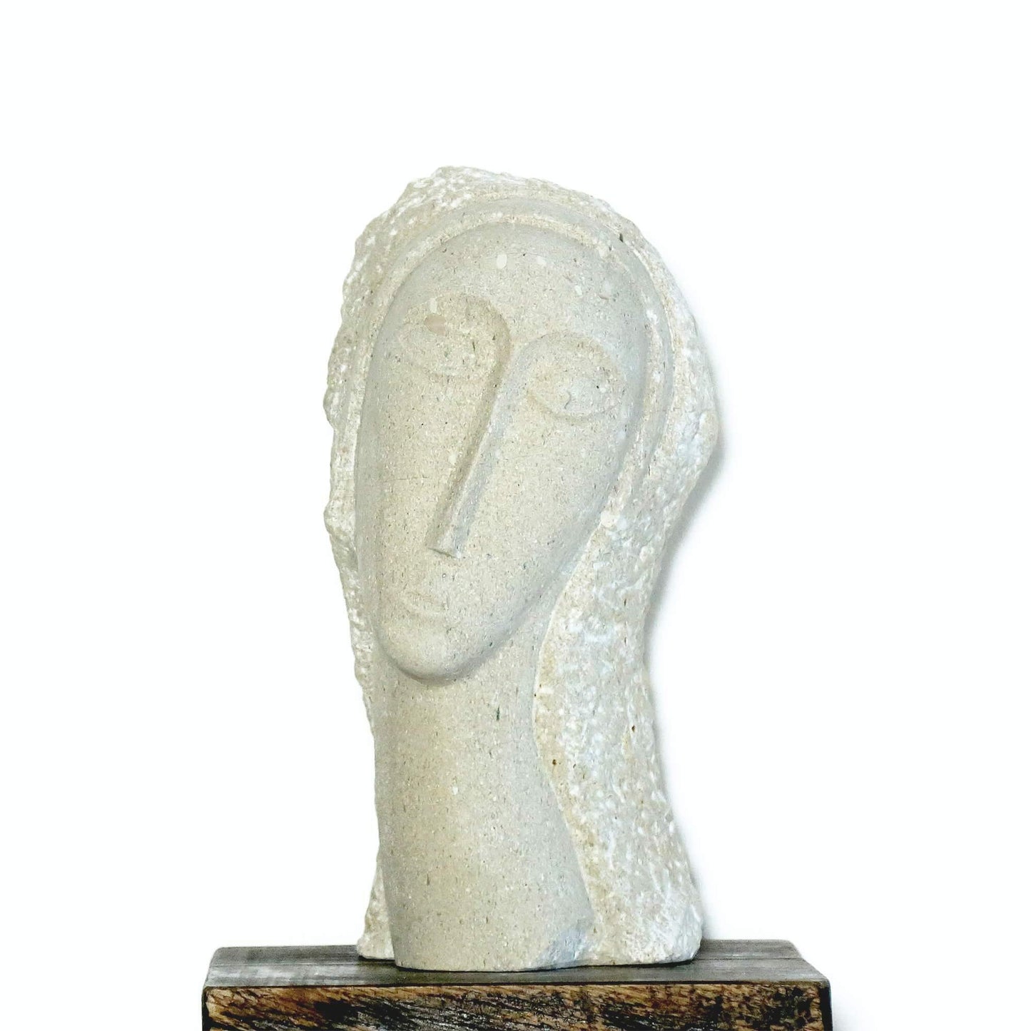 Scultura “Testa di Donna” scolpita a mano in pietra calcarea