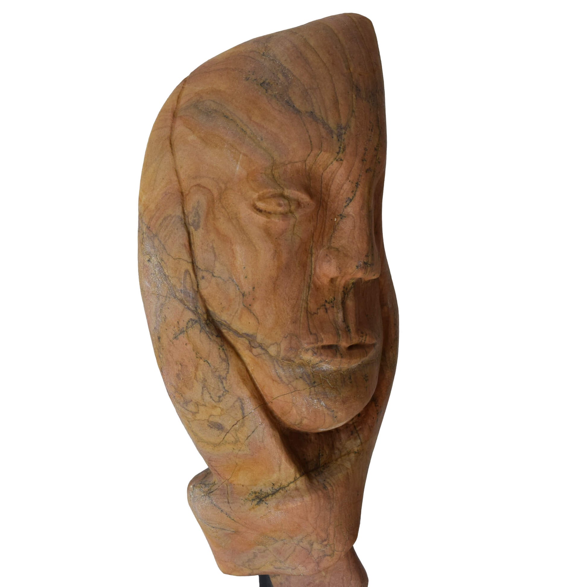 Dettaglio delle sfumature arancioni e marroni della scultura