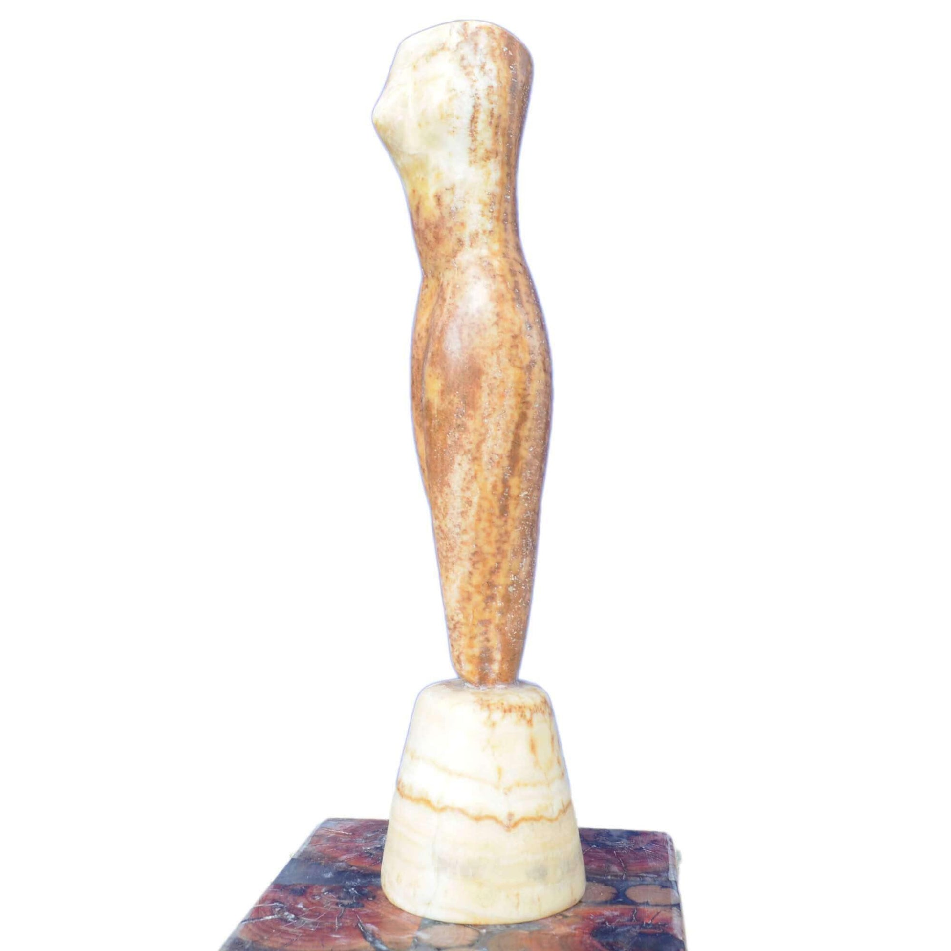 statua figurativa scolpita a mano in pietra di Gesualdo